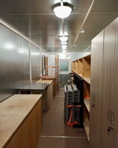 Вагон-дом продуктовый склад на санях с холодильным и морозильным оборудованием